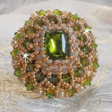 Anillo Garden Party bordado con un cabujón de cristal bohemio de los años 60, cristales de Swarovski, cuentas de perlas y cuentas de semillas 